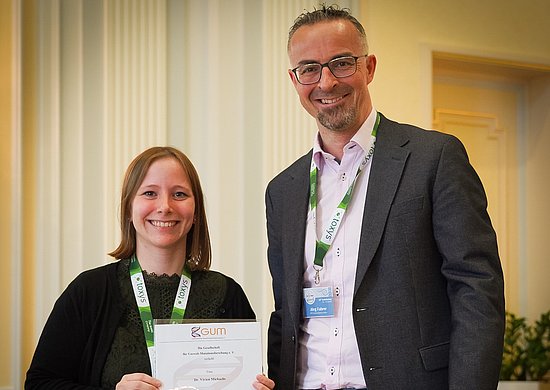 Dr. Vivien Michaelis und Prof. Dr. Jörg Fahrer (Präsident der Gesellschaft für Umwelt-Mutationsforschung e.V. (GUM)